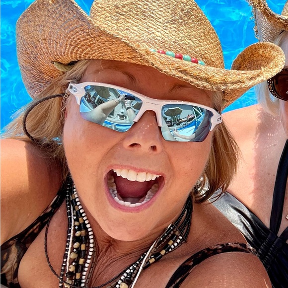 Meet your Posh Designer - Picture 3 of 4